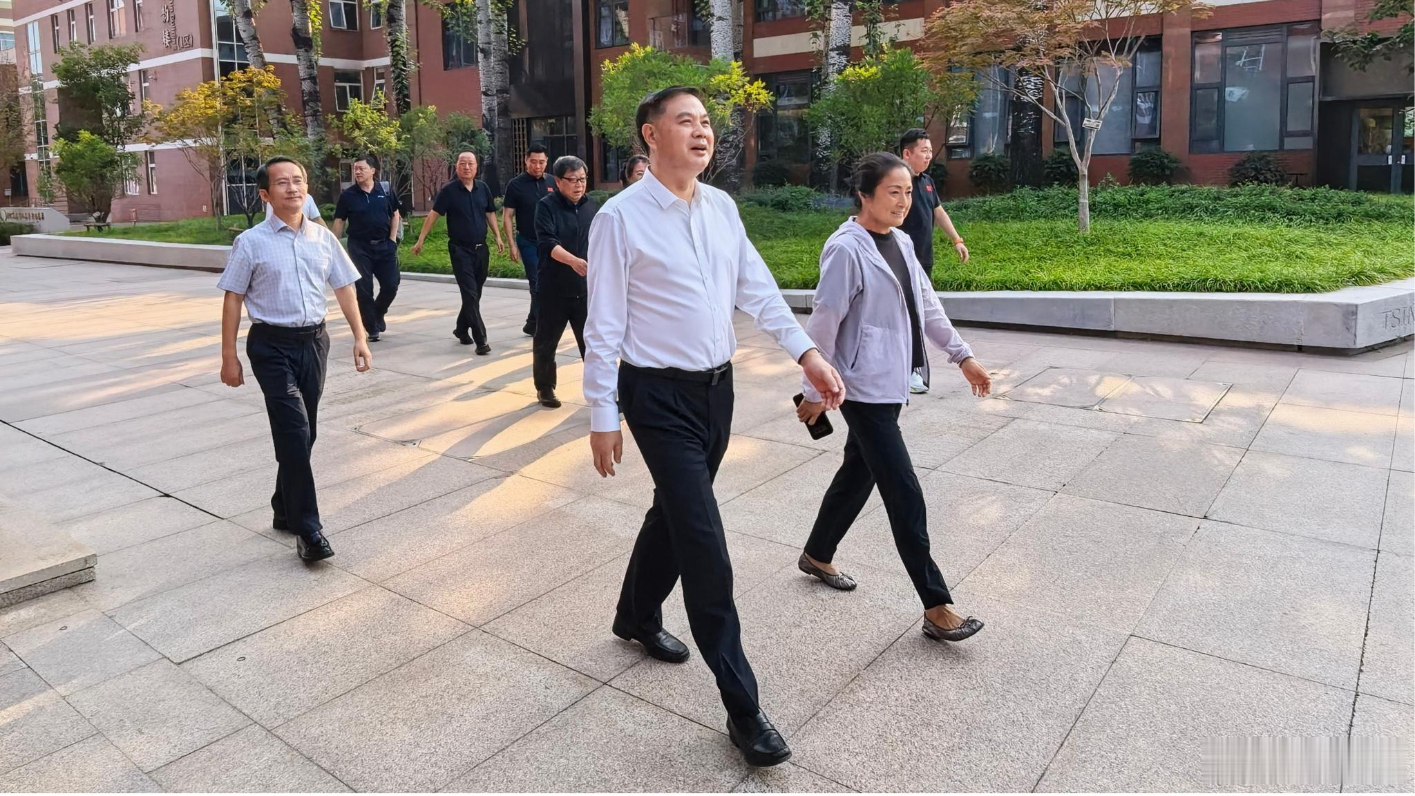 【张家胜一行赴清华附中调研】9月18日，国家体育总局副局长、中国足协党委书记张家