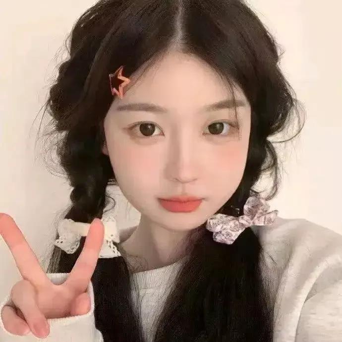 星眸含笑，红妆映春。粉裳映春 绯颜浅笑 对镜红妆 花颜言笑 一笑夕颜 少女眸光 