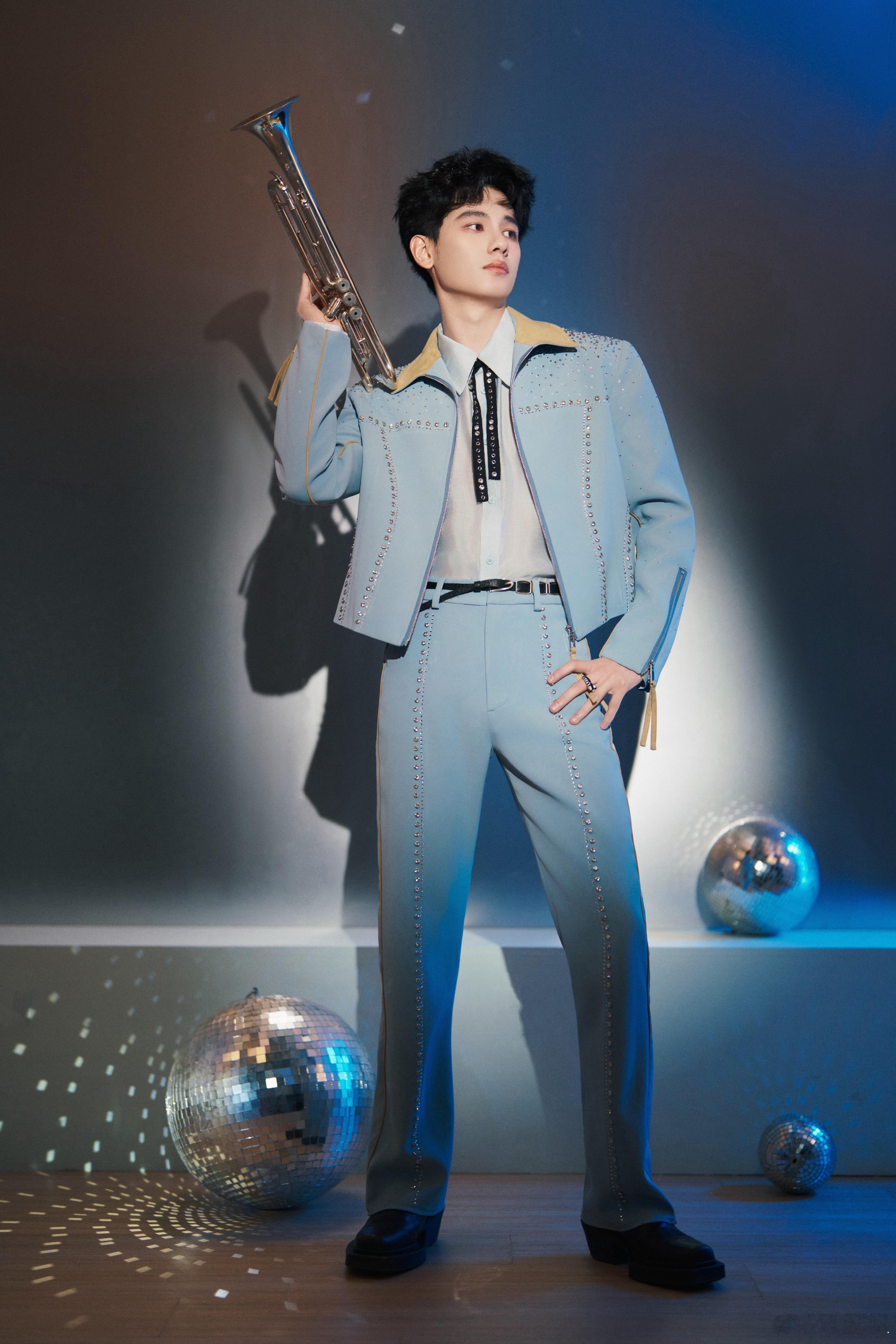 胡先煦要连发五天红包胡先煦直播晒新发色 胡先煦新年氛围感拉满！直播秀新发色超吸睛