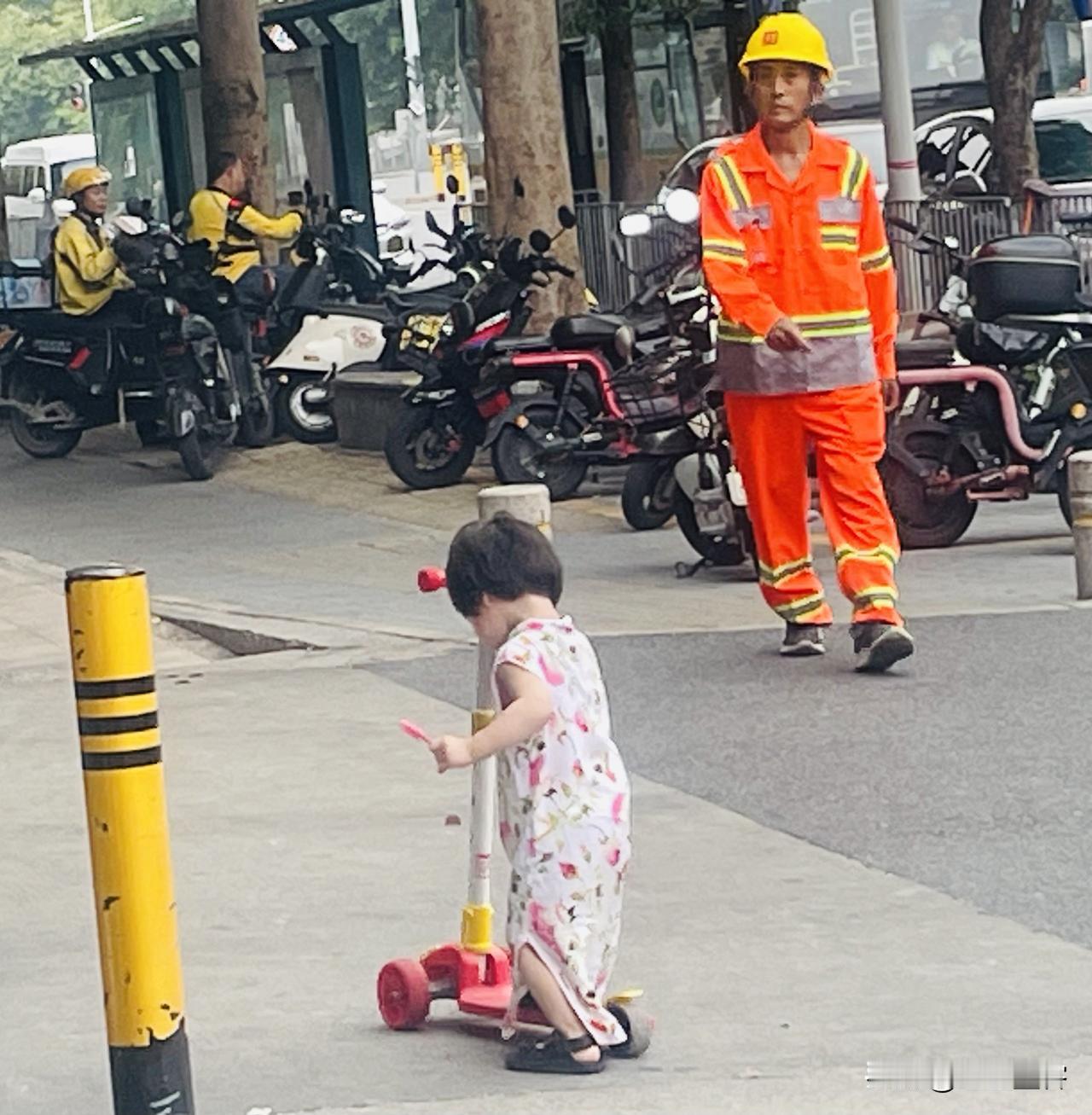 城市的马路边发现了真爱，在深圳一条马路边，电动自行车来来往往，旁边开五金店的老板