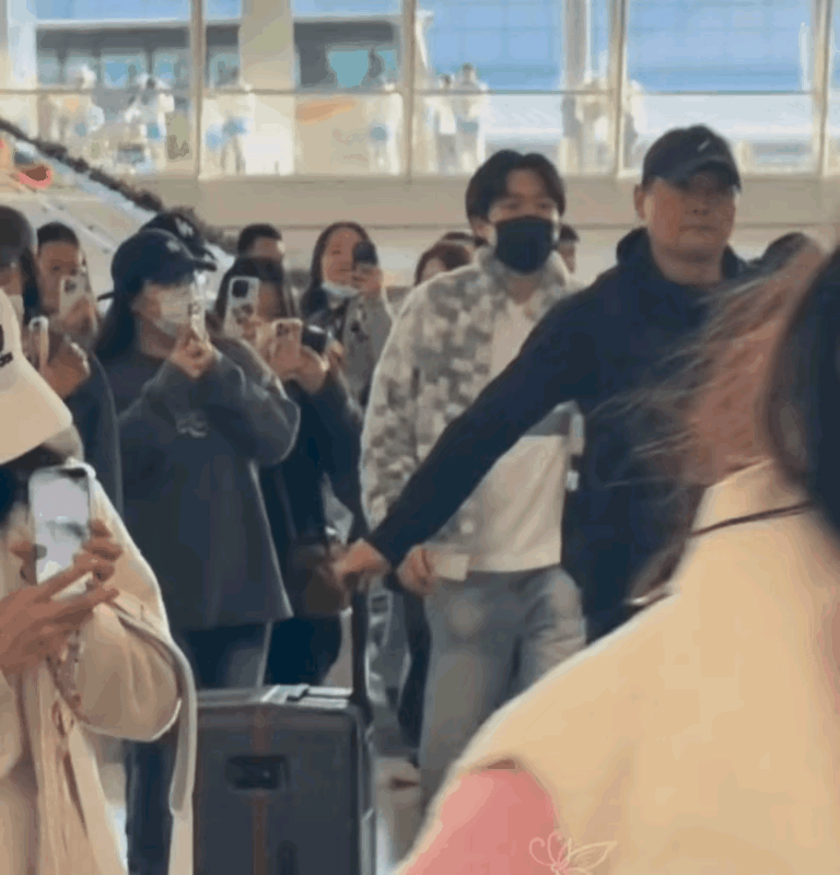 大头回北京的时候前面这个保护他的人是谁呀！

大头昨天回北京了，前面有一个穿黑衣