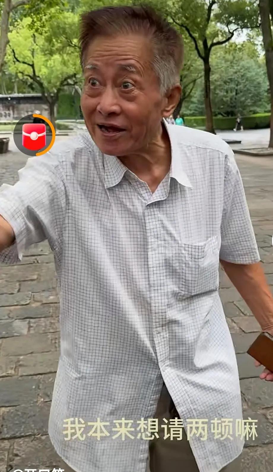 沪上建工给这位爷叔（建工爷叔）画大饼，
建工爷叔又转头给那些看热闹的人画起了大饼