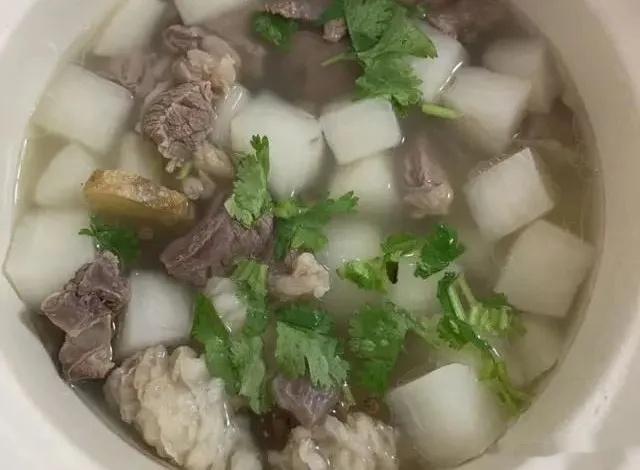 #食养中原[超话]#萝卜焖牛腩材料——健脾消食理气原材料:牛腩500克，白萝卜5