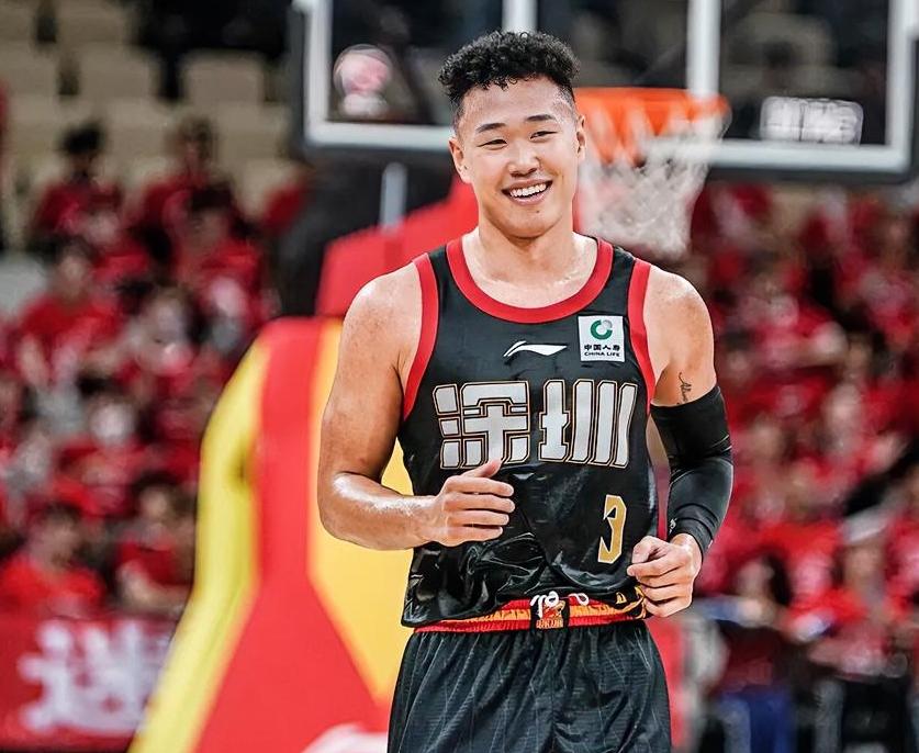 深圳男篮核心贺希宁真是国内最好的后卫！在今天深圳男篮主场以102：97战胜新疆伊