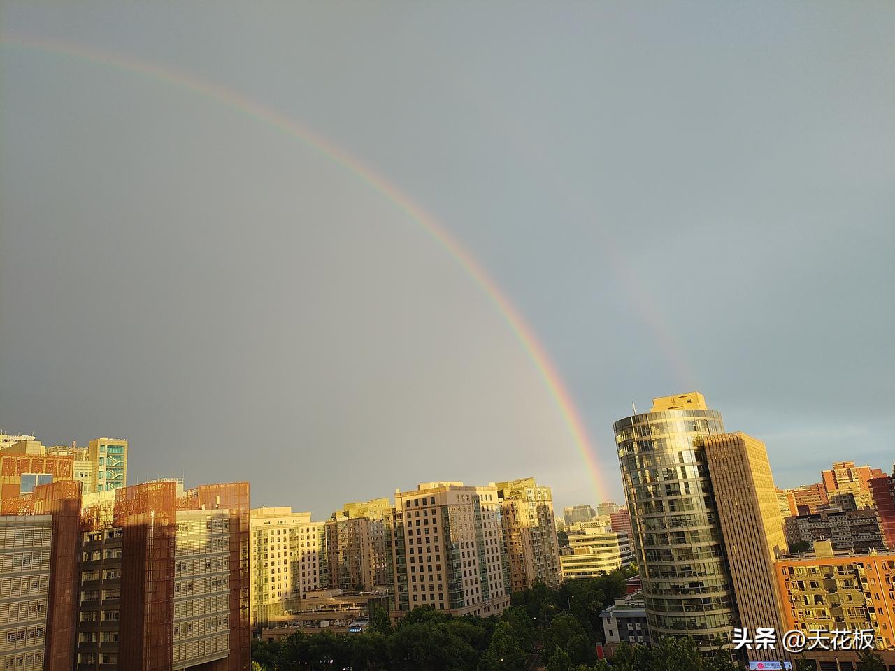 风雨之后才会有彩虹。现在还是风雨中，再等等。这波调整过后，才能出现大家心目中的那