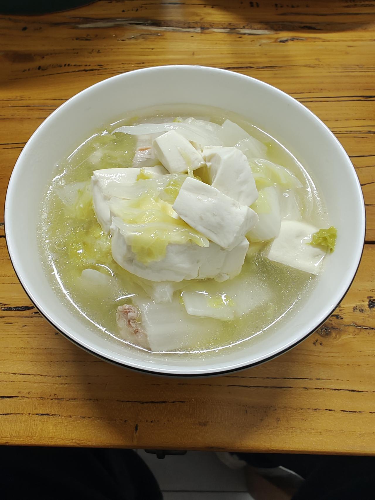 说说泰安三美。
许多年前，老家友人游泰山后，夜宿泰山脚下，晚餐时，见到菜单上有