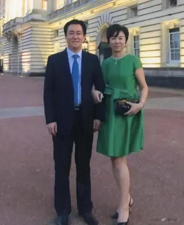 许家印妻子丁玉梅，现在已经是前妻了。她现在持有的护照是加拿大，也就是说大概率已经