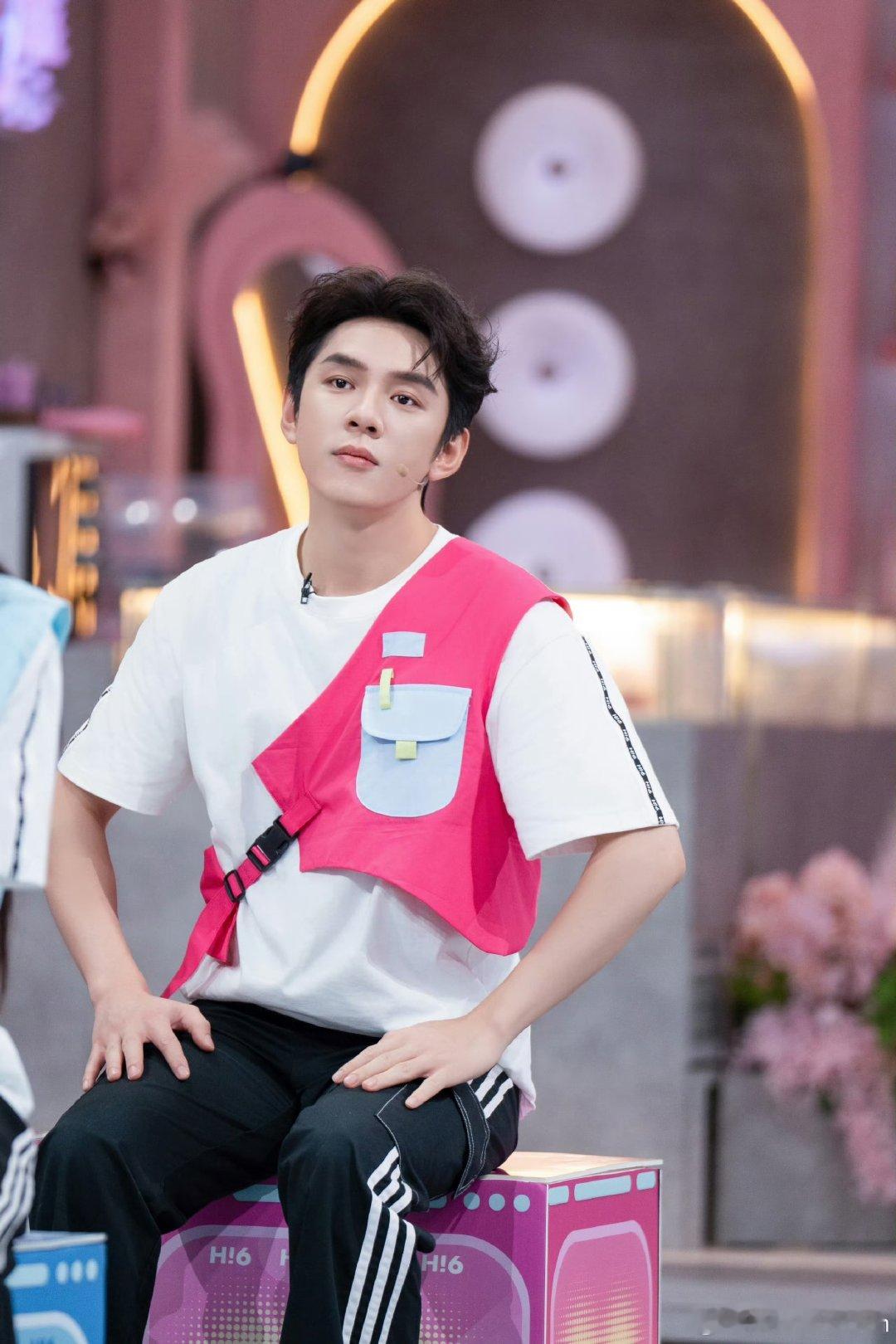 李佳琦稳重得像在另一个图层 全场嗨到失控，只有李佳琦安静端坐，稳重到仿佛和大家不