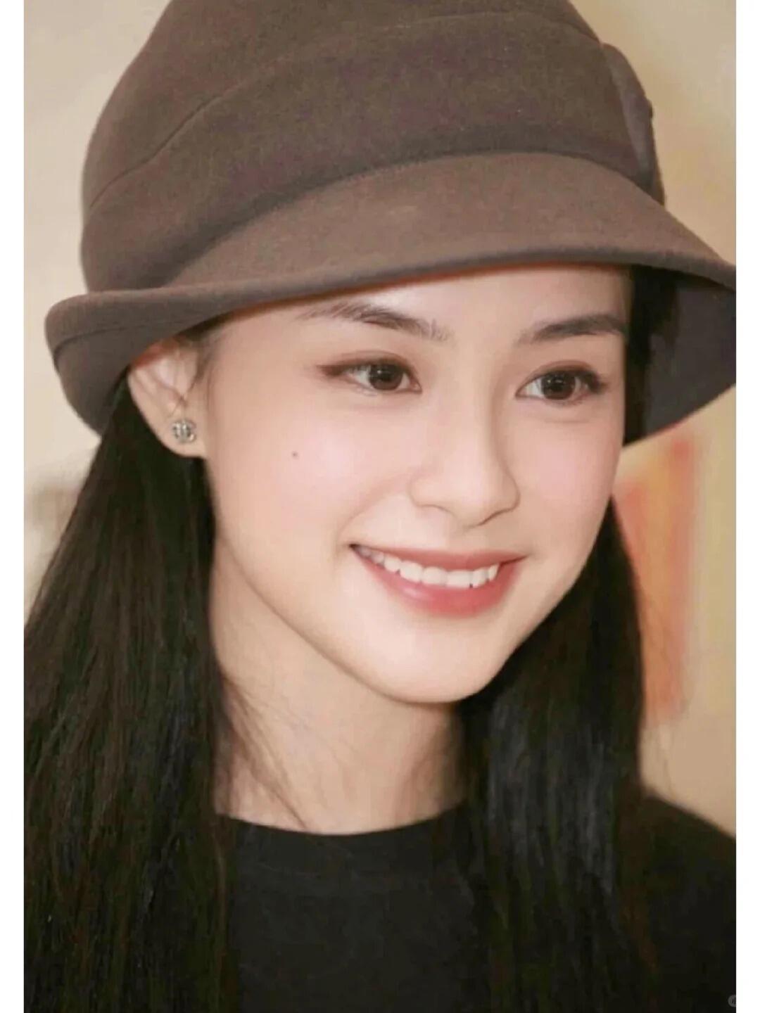 最新晒礼物的短片里，阿娇翻到小粉丝和妈妈联名的信，字里行间全是爱意，结果一句“阿