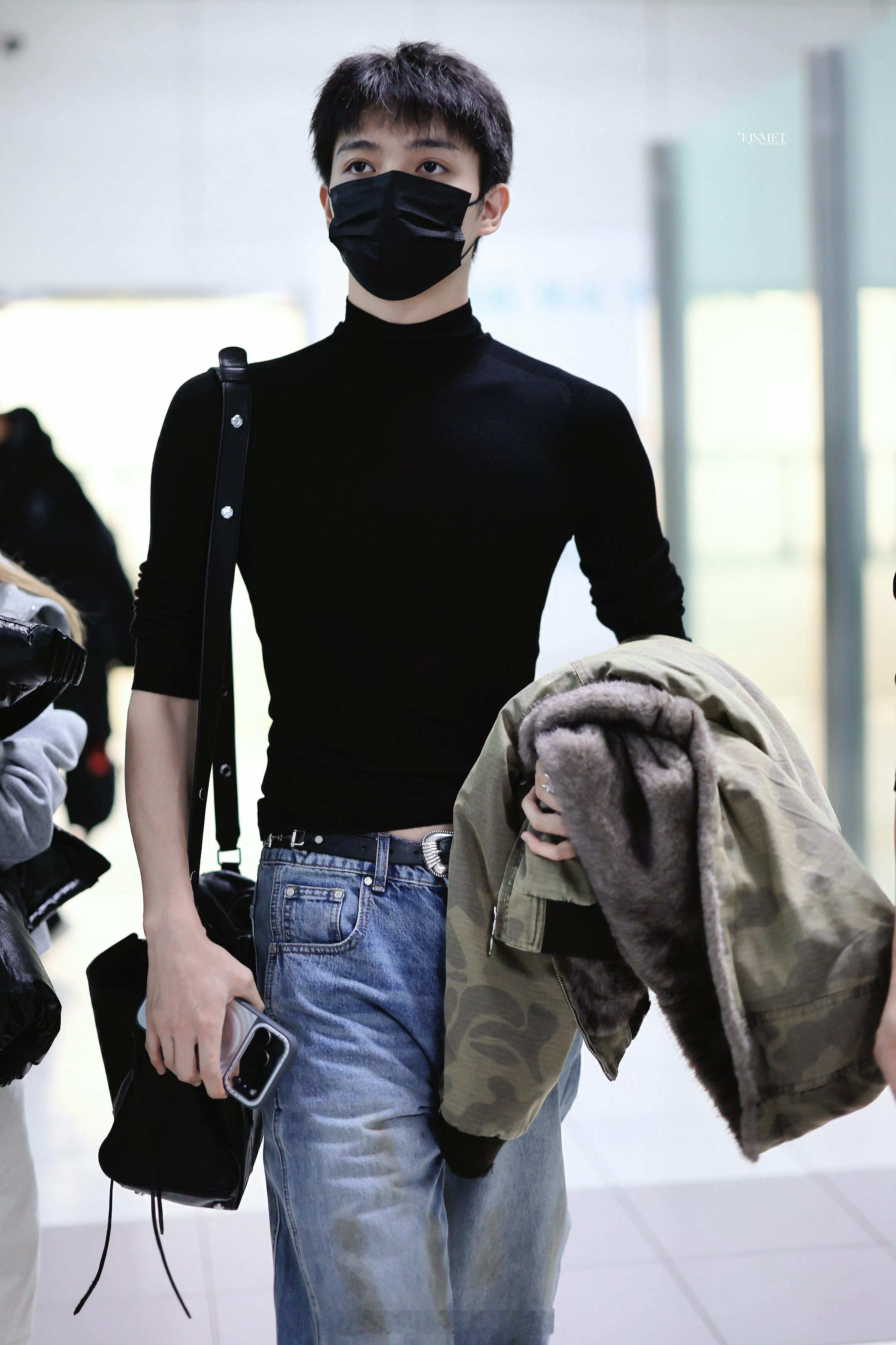 罗一舟出发哈尔滨，这个身材😭 