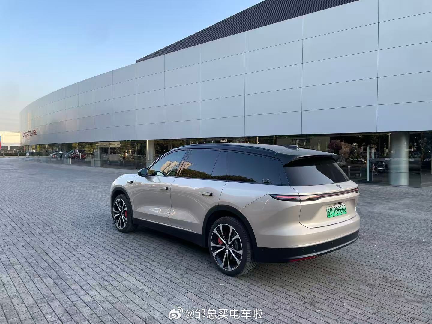 昨天发了盐城保时捷展厅变身蔚来三品牌综合体验中心的博文，有网友私信问我：为什么蔚