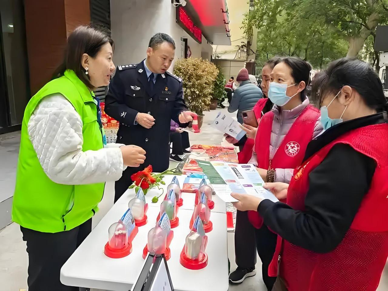刷屏的不只是视频，郑州用行动筑牢禁毒防线
 
最近，各大平台的禁毒宣传视频火遍全