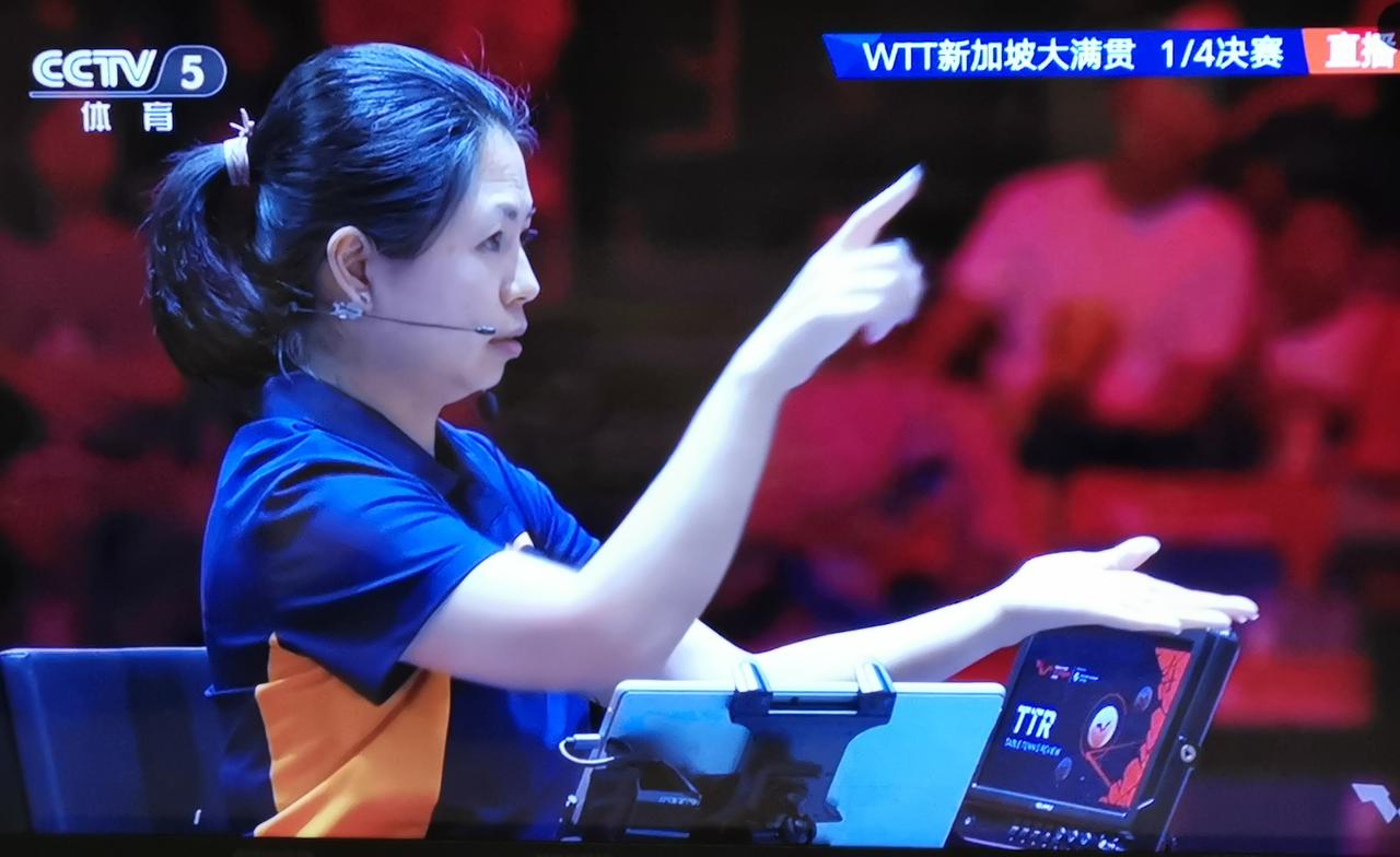 这次WTT新加坡大满贯赛，裁判对发球违规判罚很严格，但误判率也非常高，影响整场比