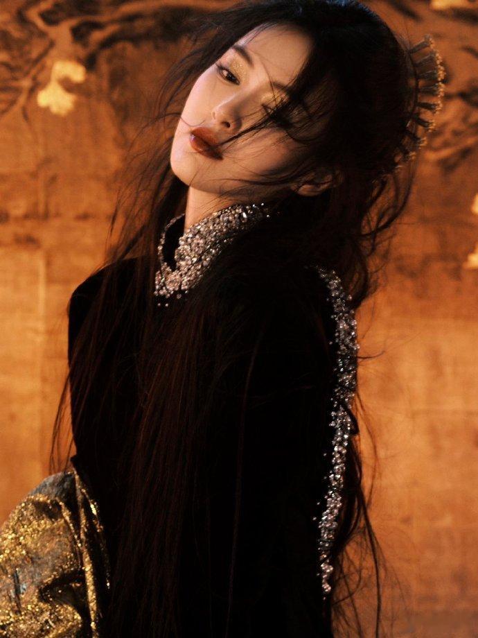 唐嫣星河鎏金古风大片唐嫣又来收割国风审美了！修身黑衣衬出利落身形，鎏金外袍自带"
