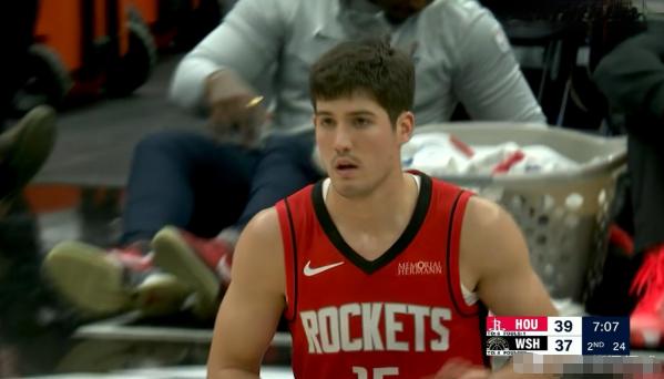 火箭新星谢波德真是越来越像当家控卫了！在今天火箭客场挑战奇才的比赛中，目前双方的