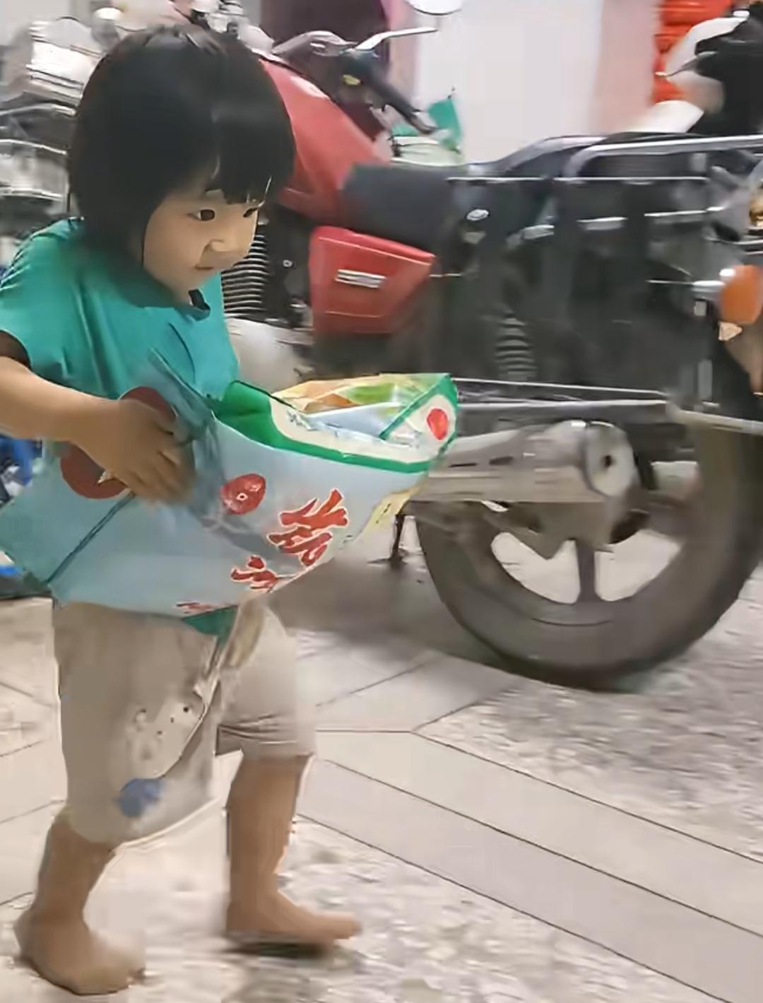 小小身影扛起家庭担当，四兄妹帮忙搬米暖心全网
 
近日，一段孩子们在米店帮忙搬大