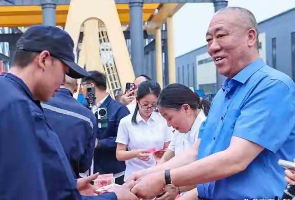 近日，因为在公司年会上，给员工发放6000多万元现金，这位被网友称为“最爱发钱老