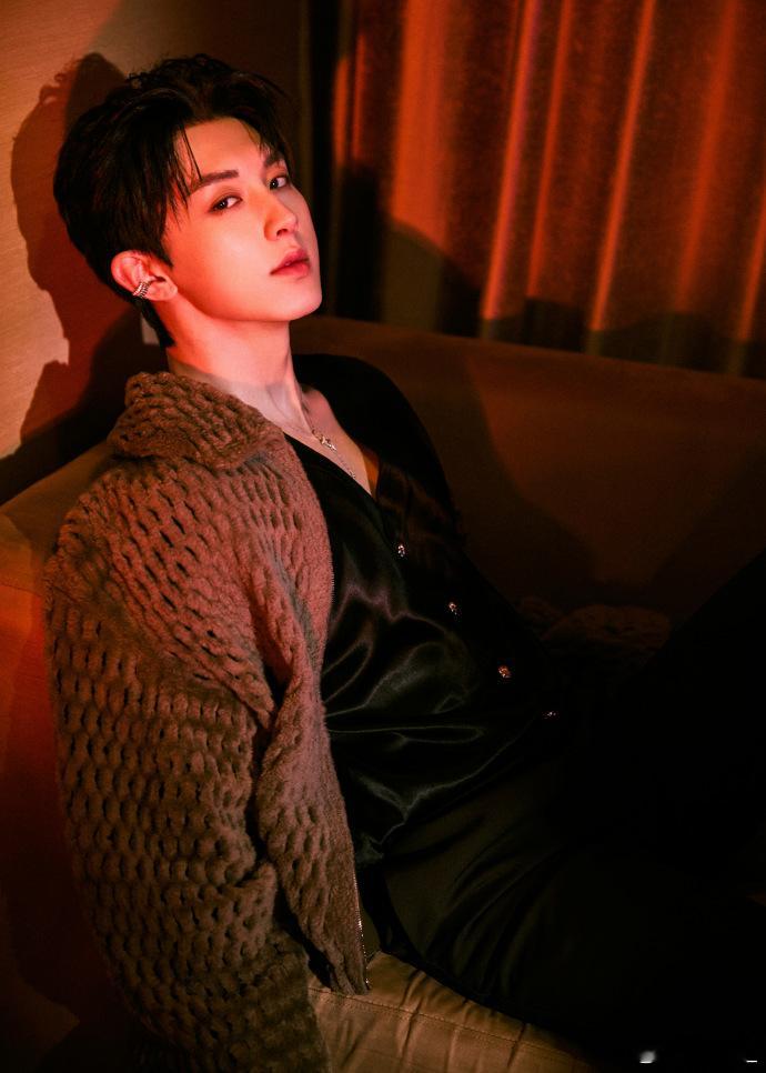 这居然是郭俊辰从少年感满满的校园男主，到现在轻熟风的氛围感帅哥，风格切换像开了倍