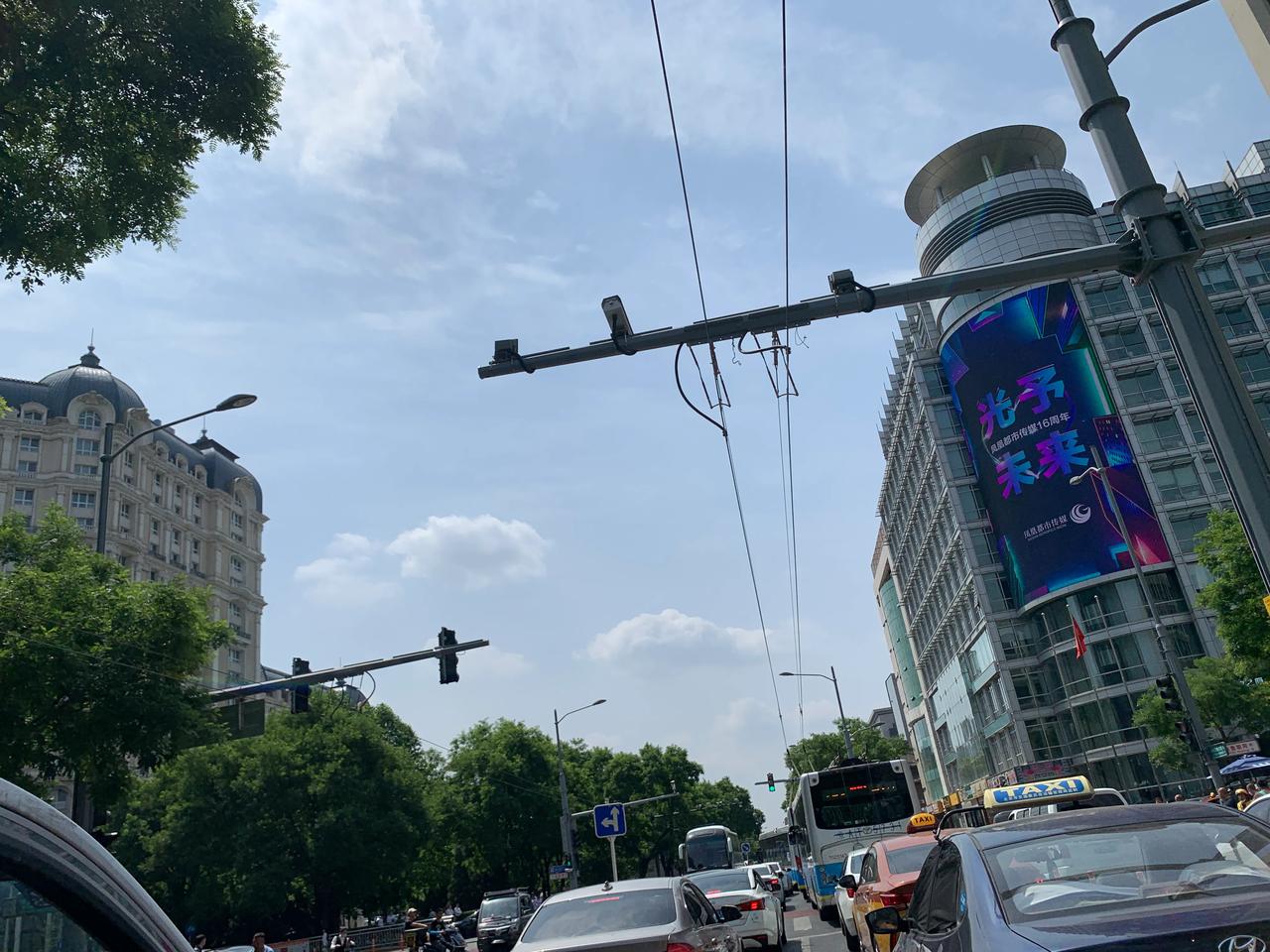 北京的医院最该往外疏解，首都定位没有医疗中心，协和医院这个位置，二环内的窄道，北