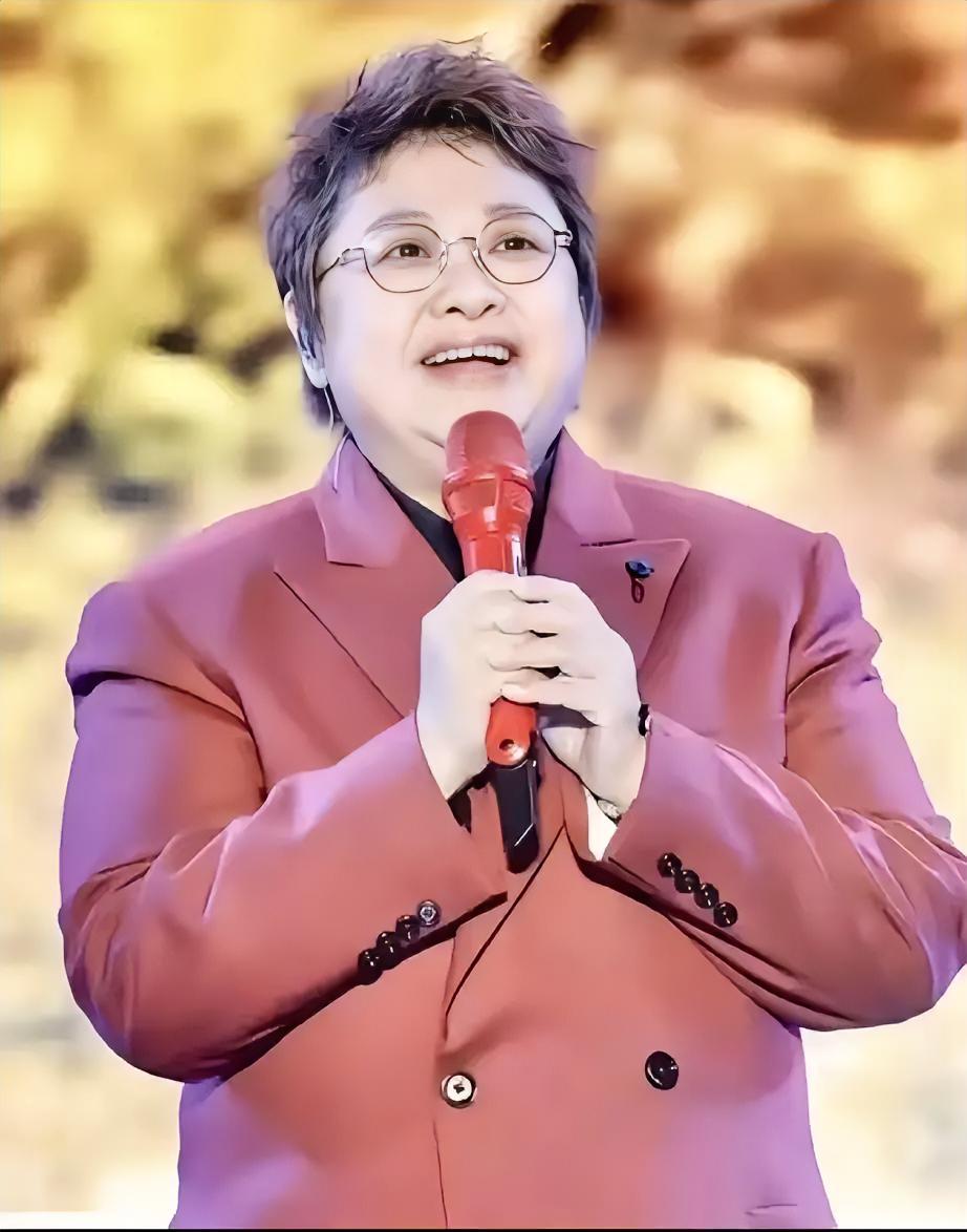这场台风，救了韩红。

演唱会原定7月18号。从官宣那天起，票价、选座、时机，被