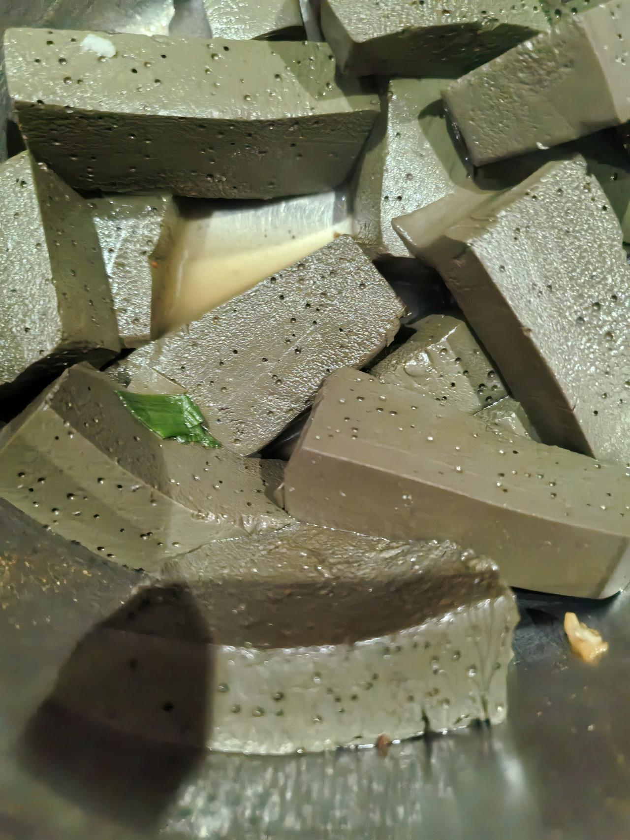 今天在家门口买了鸭血，回到家，一焯水，变成绿色了，看着怪吓人，问卖鸭血的人说，我