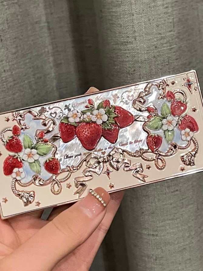 花知晓这个眼影也太仙了！包装就很精致 满满的复古田园风🍓哑光的颜色做的很日常 