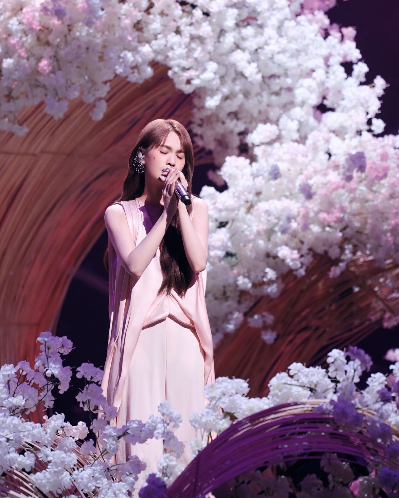 杨丞琳音色唱爱河太绝了 好嗓音成就好演绎，这首《爱河》被她唱得格外动人。声线辨识