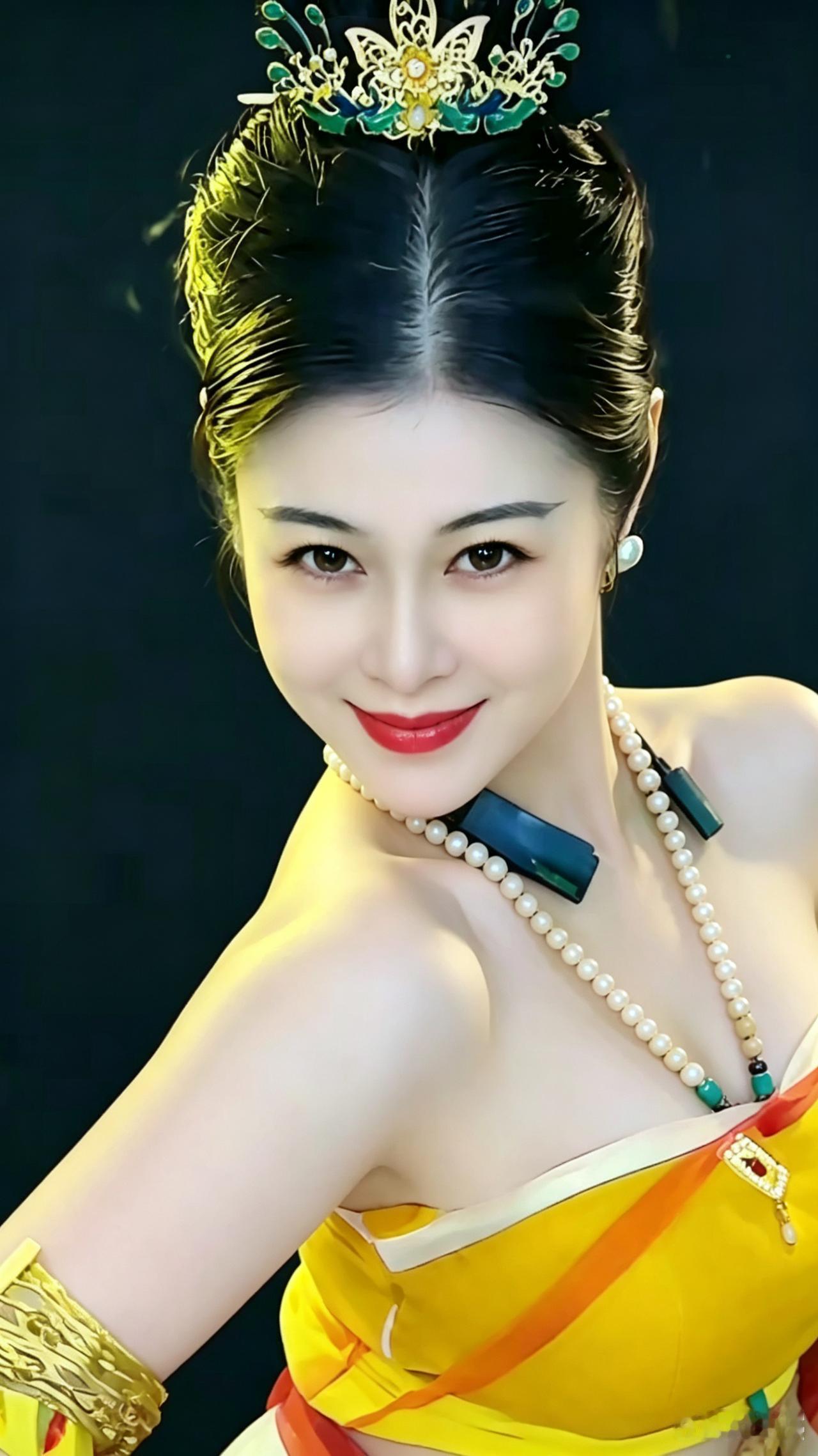 敦煌仙韵
敦煌仙女落凡尘
金冠翠饰衬朱唇
黄衫曼舞身姿俏
珠串绕颈韵清醇
明眸含