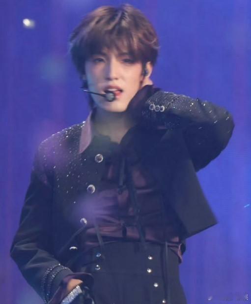 张泽禹紫色套装的确有韵味 谁能拒绝紫色套装的张泽禹！《爱要坦荡荡》的神级导入适配