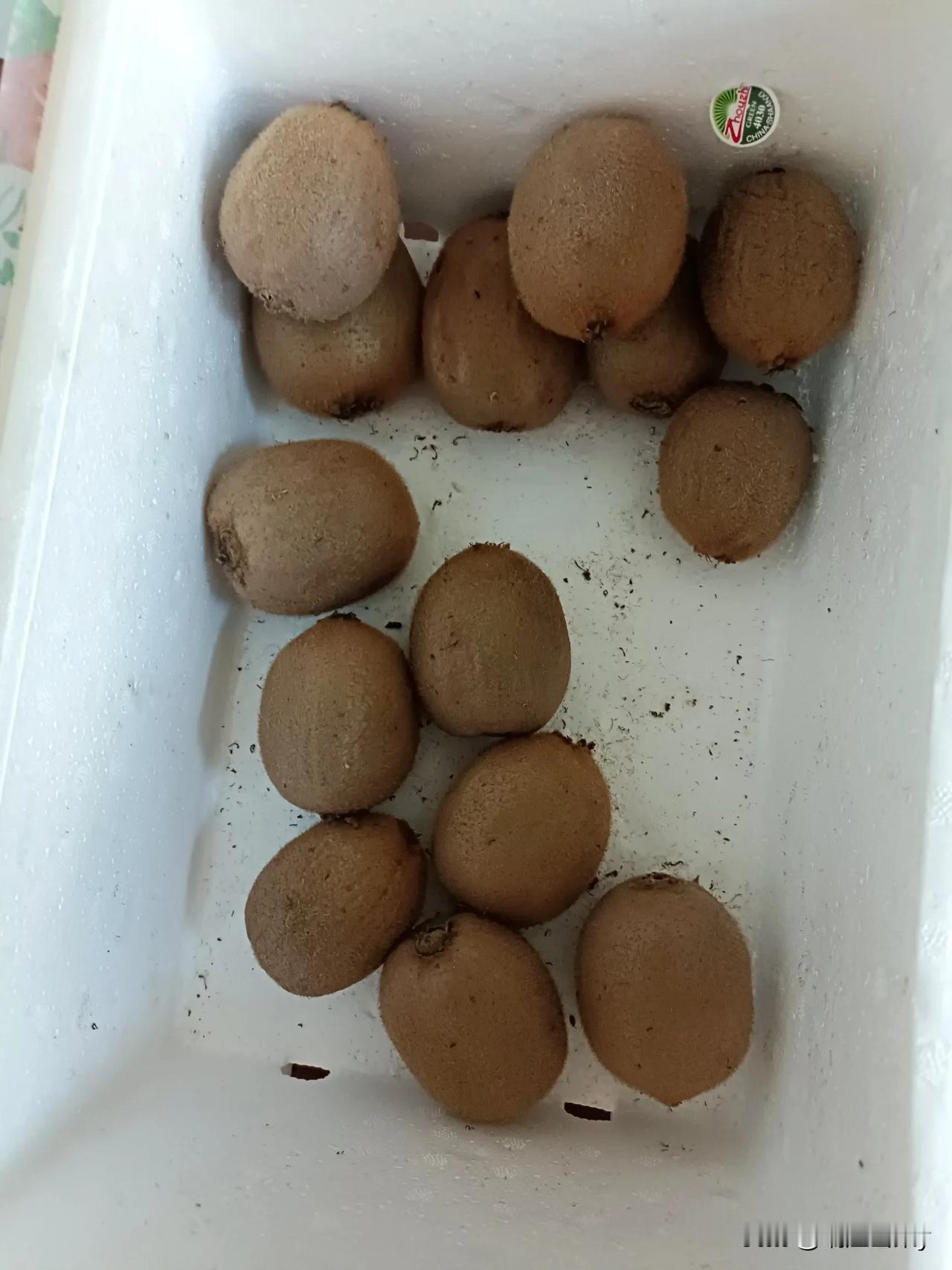 #秋日生活打卡季##寻找热爱表达的你#半个月前去首衡买的一箱猕猴桃，一开始买回来