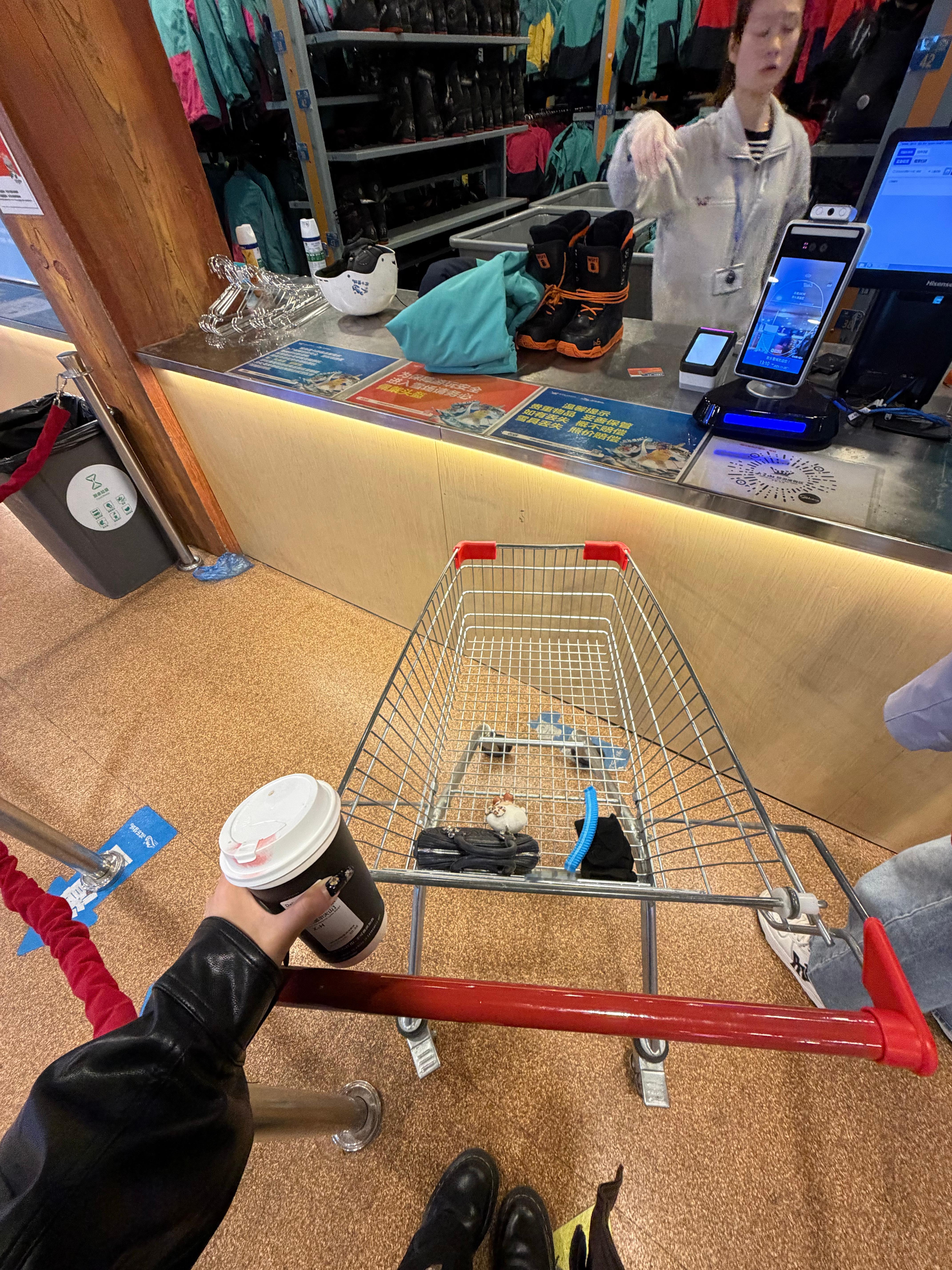 教练：雪还没滑明白就天天看装备了我：穿得太丑滑起来不得劲[可怜]北海道你等我[泪