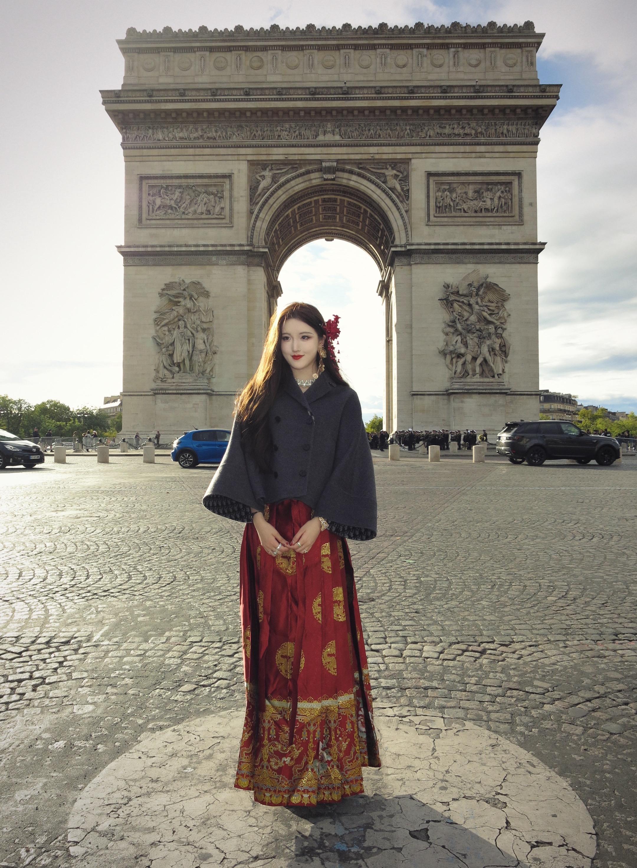 凯旋门下的东方面庞。