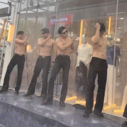 刷到杭州四季青的这段表演视频，属实有点让人摸不着头脑。本来是大家印象里主打批发服