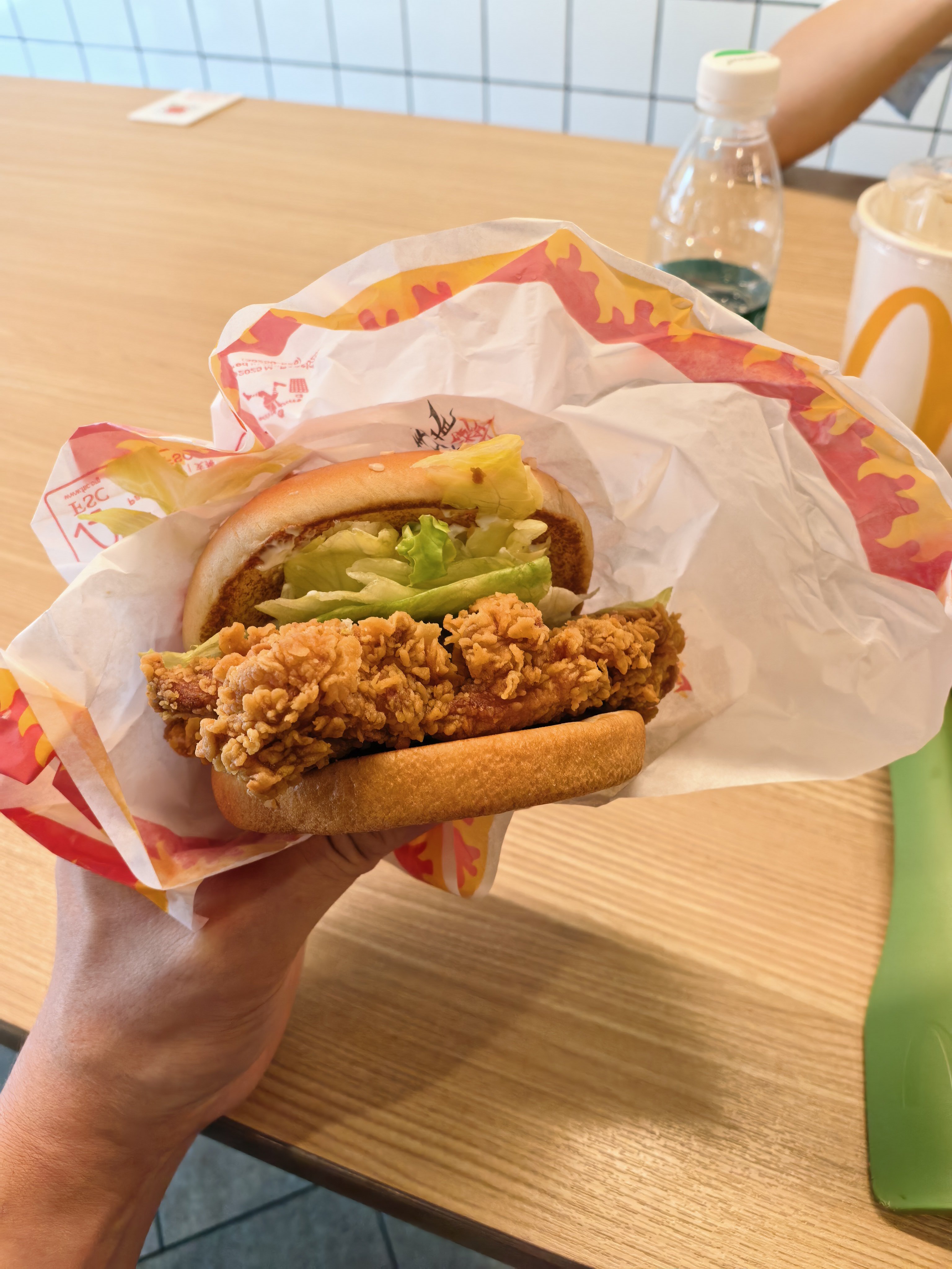 今天这个麦辣鸡腿堡好像是报恩的，是金拱门良心了吗？怎么感觉变大了？ 