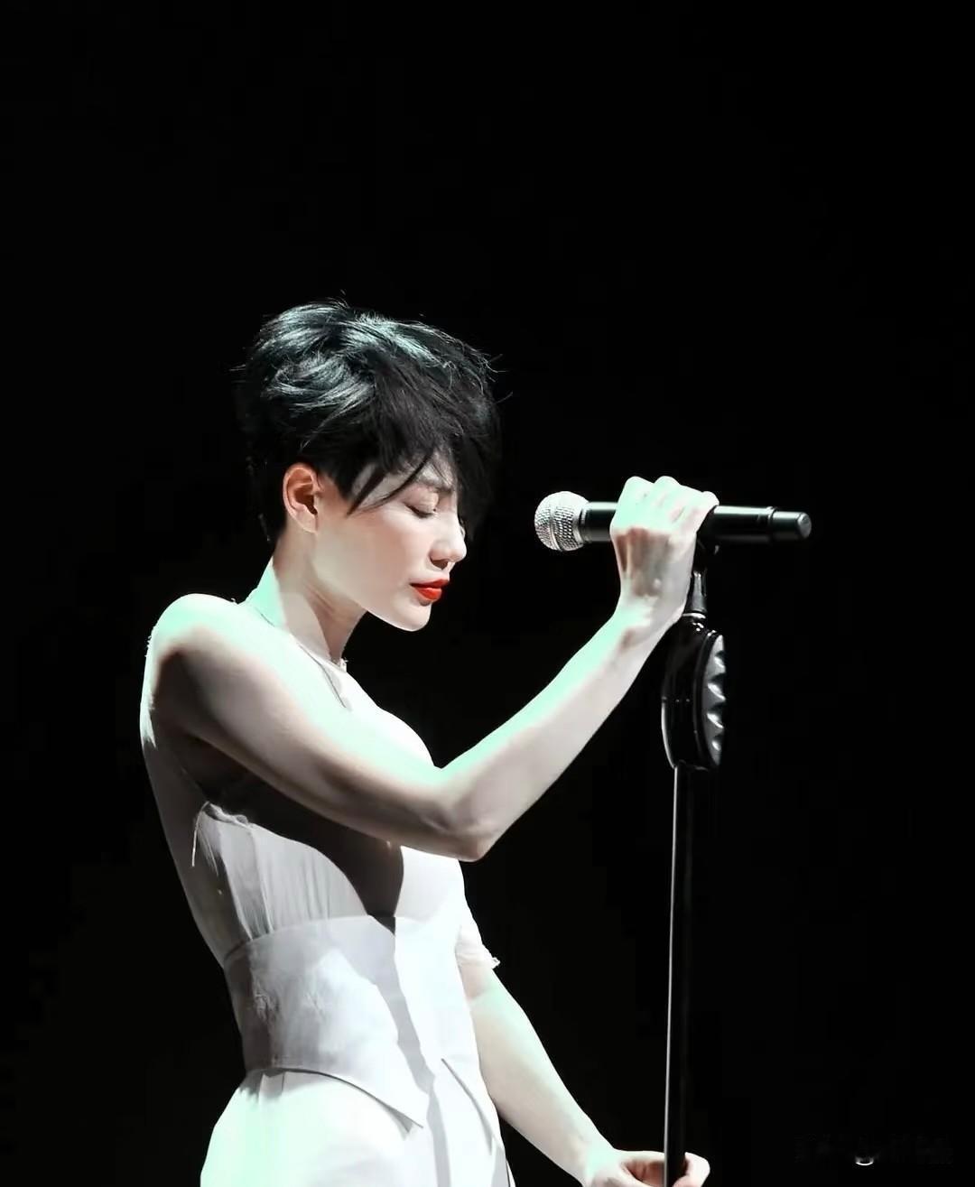 谁敢想，王菲2003就年退休不做专辑了，从1989出道到2003退休，总共营业1