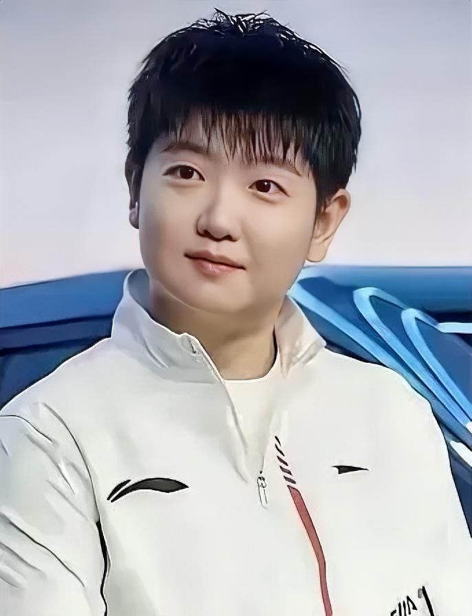 孙颖莎打完比赛正收拾东西要走，一抬头发现裁判席那位大胡子老哥正直勾勾望着孙颖莎，