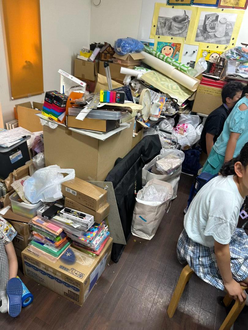 孩子学画画的地方好像难民窟。印度火车的密度都没这里的密度高。而且老师真的很怪。挨