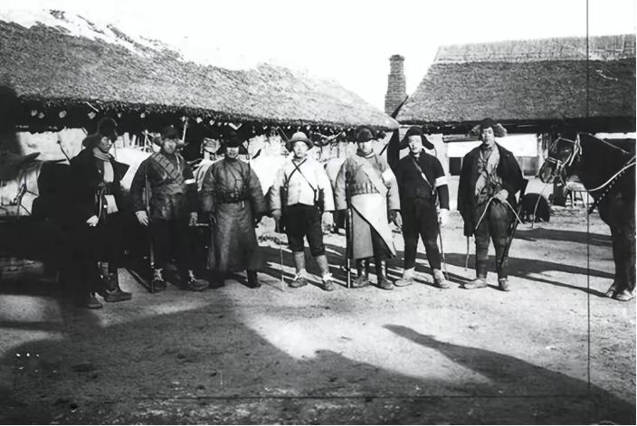 1937年腊月，一地主带300多个鬼子进山找抗联。鬼子怕迷路，边做记号边走。地主