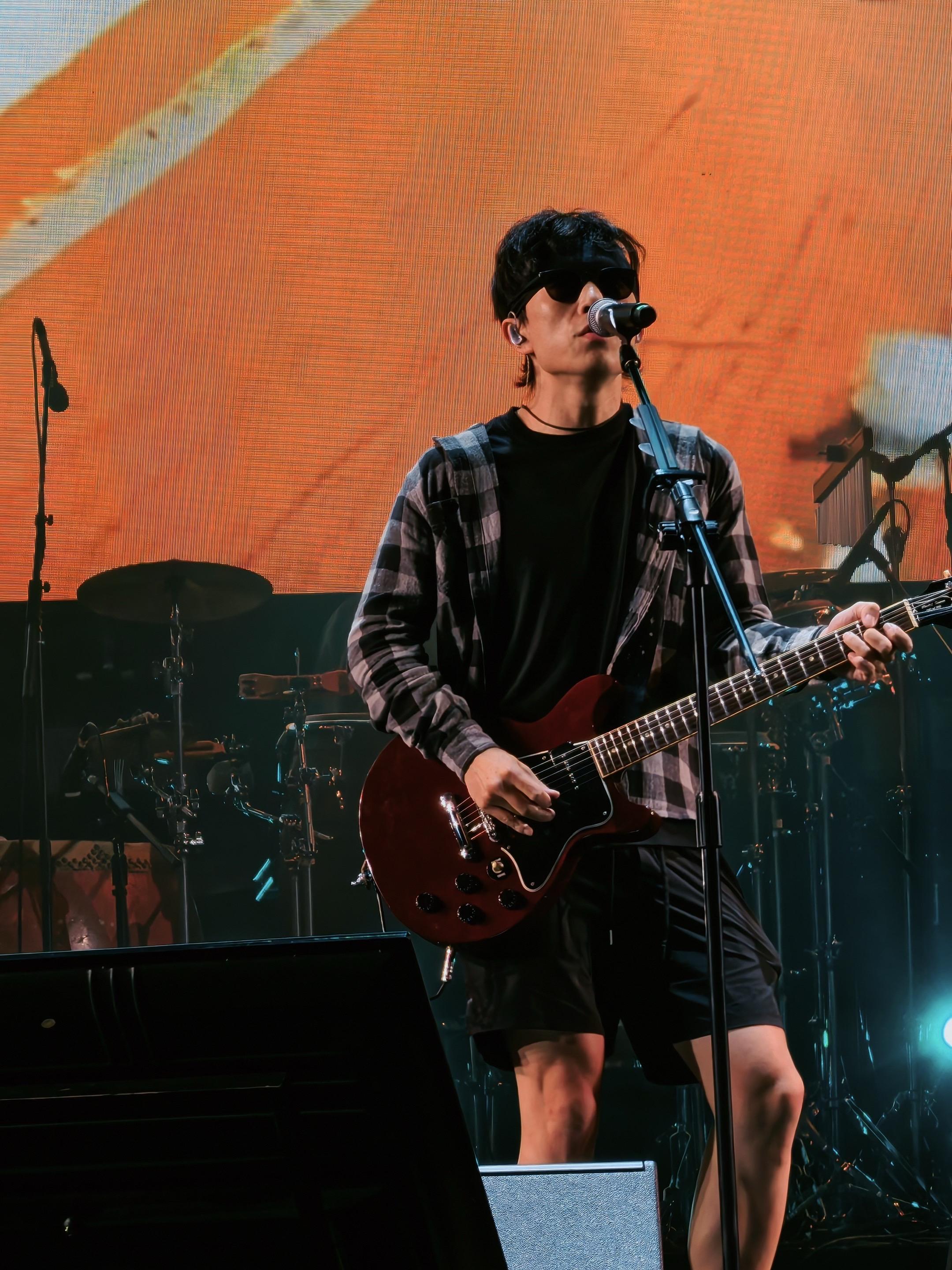 奔赴雷声处：一场与青春重逢的演唱会追星纪实。“从耳机到现场，从地图上的...