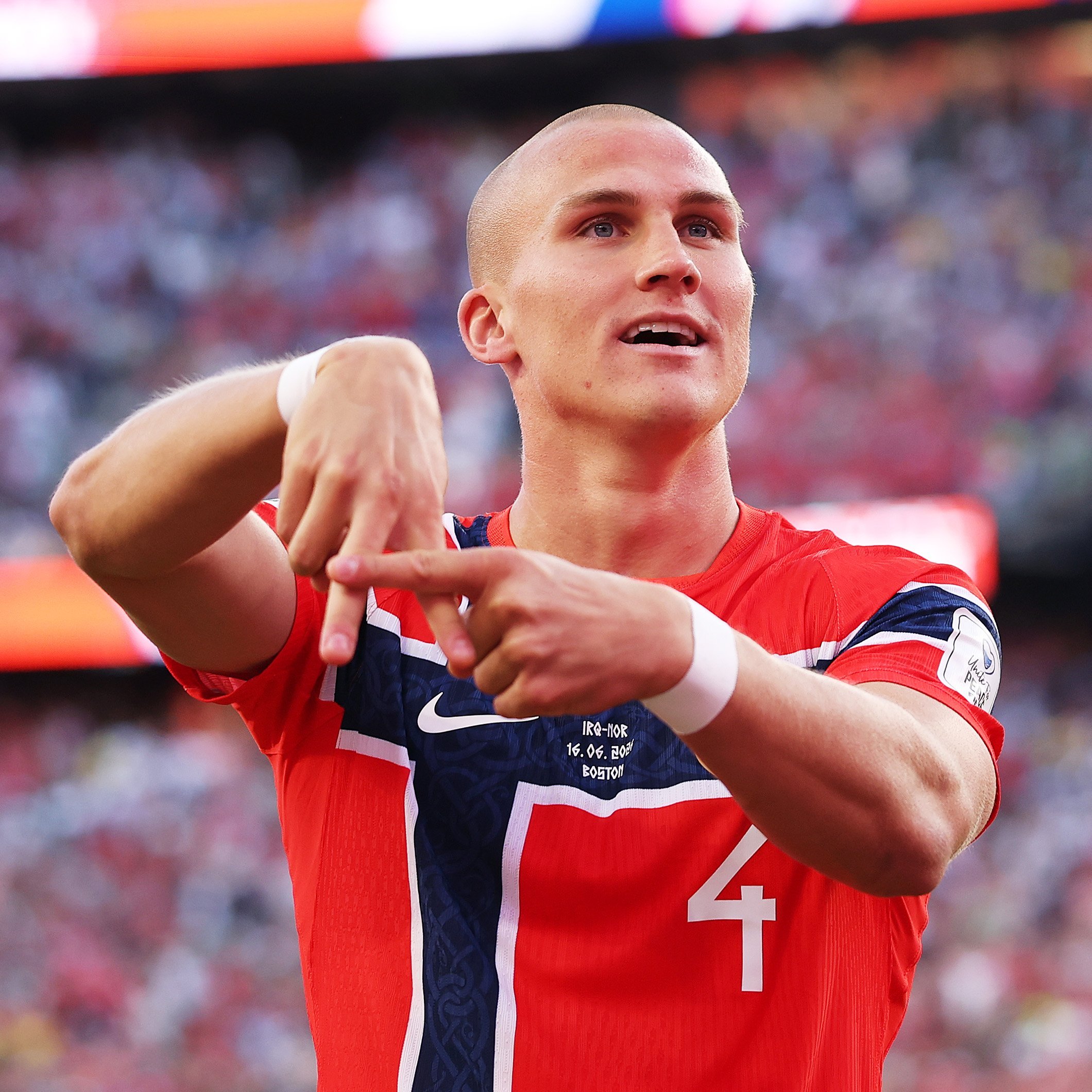⚽️ 效力于热那亚的挪威后卫莱奥·厄斯蒂高，打进了意甲联赛💎球员在美加墨世界杯