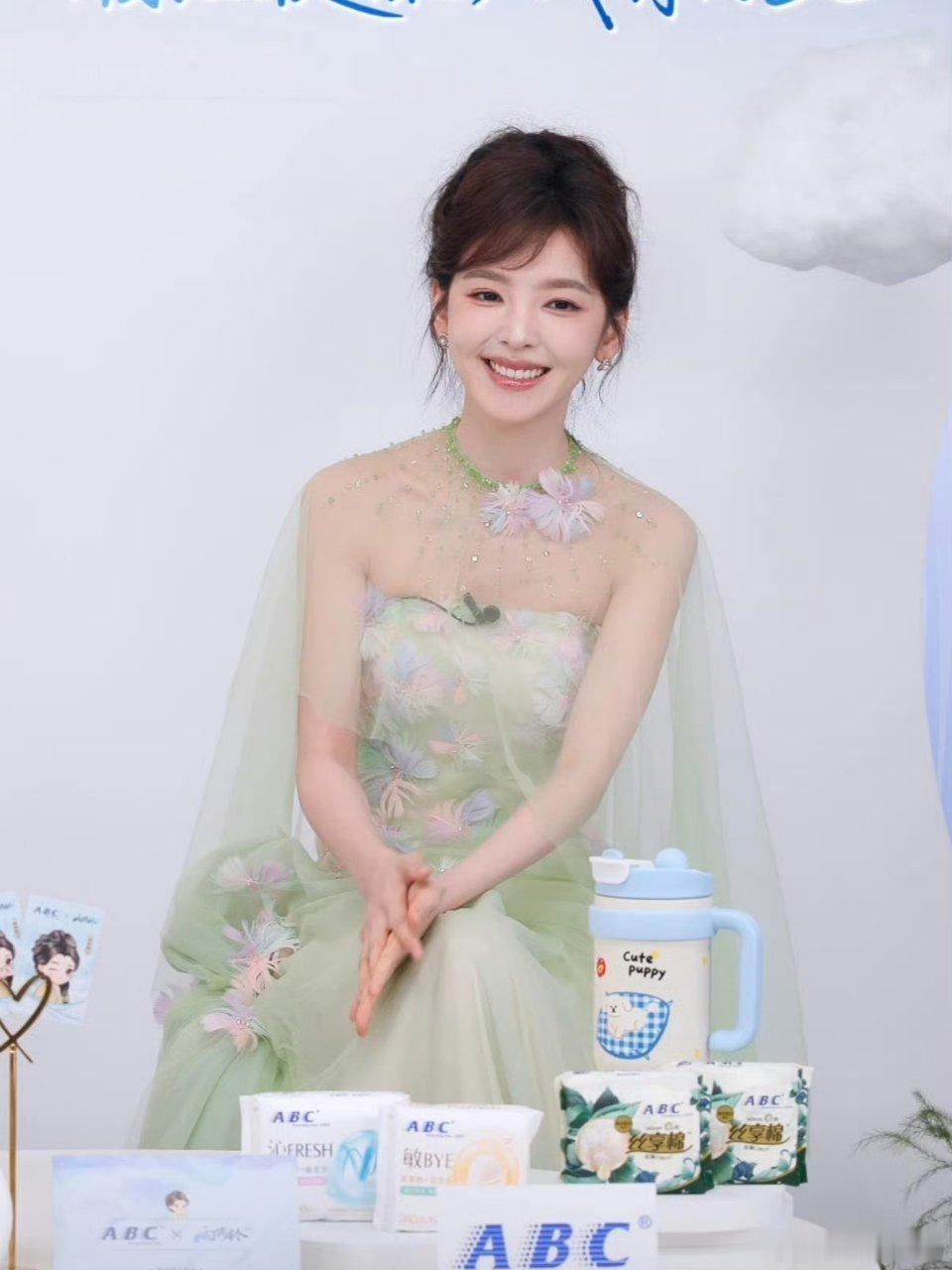 章若楠今日ABC直播出图，简直就是花仙子，太美了！轻盈灵动，完全就是小精灵！太甜