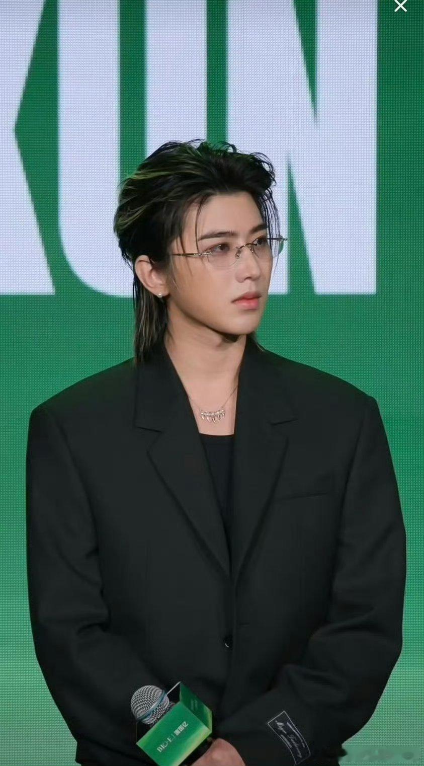 蔡徐坤安慰主持人蔡徐坤真是够体面了临危不乱啊 