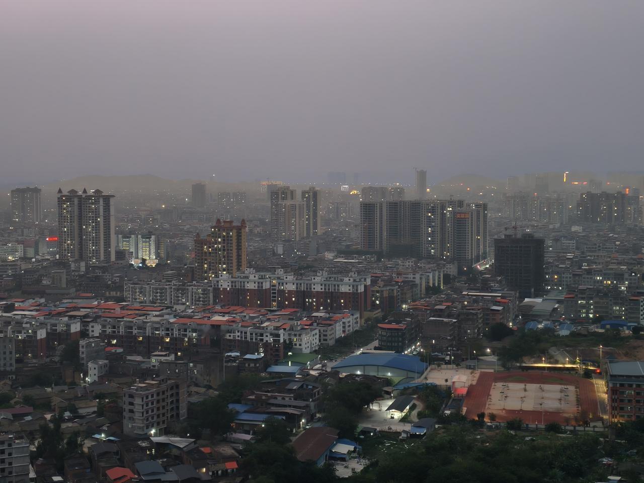 玉林市的傍晚夜景简直绝了！夜幕一降，玉林就开启了它的魅力时刻。
玉林十字街像颗璀