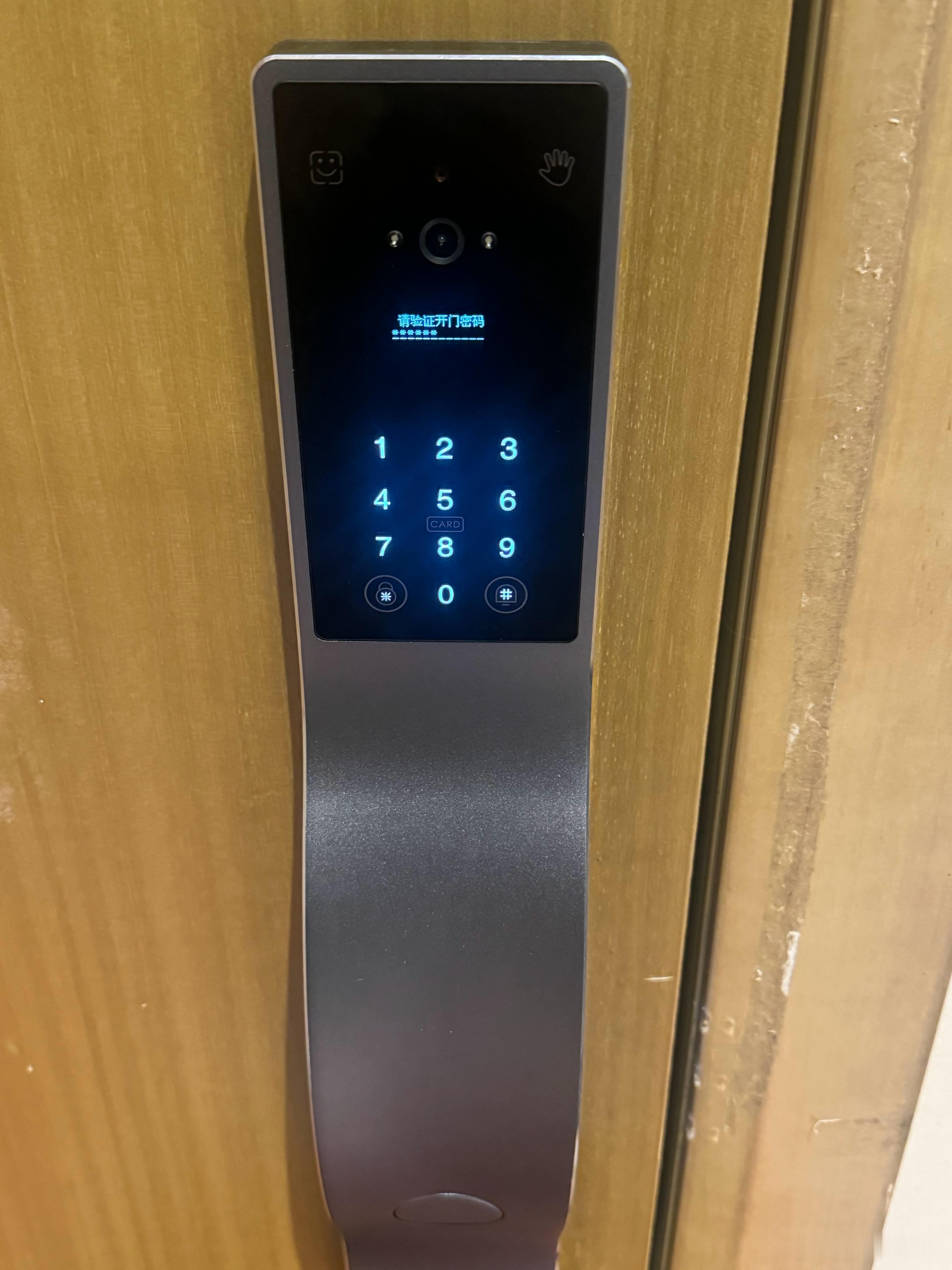 买了一把新锁朋友从仓库里拿的货成本价格800元给我他说店内卖3000元