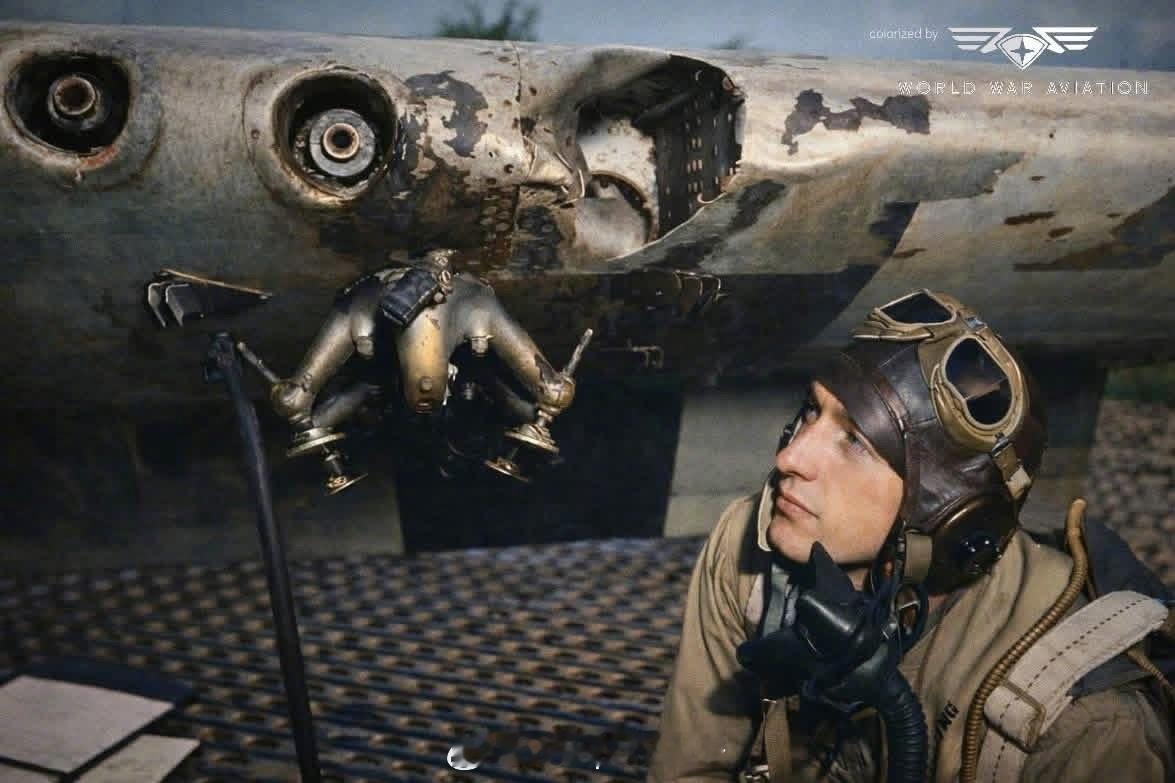 照片中的历史 美国陆航P-51野马战斗机飞行员霍华德·斯波丁中尉正查看被撞坏的座