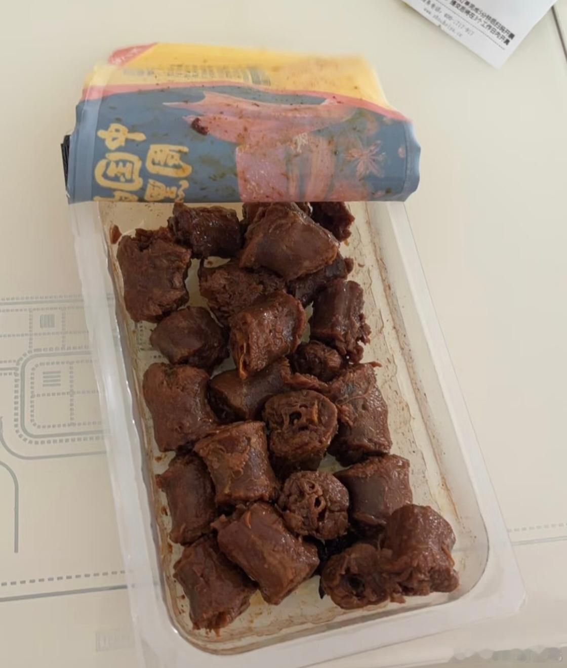 一斤鸭脖能买一斤牛肉一斤排骨说实话现在鸭脖快吃不起了！随便称点，一斤就要五六十，