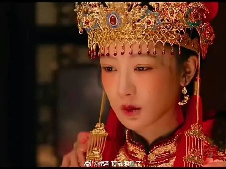 杨紫和迪丽热巴差不多的遮额头婚装，谁好看 