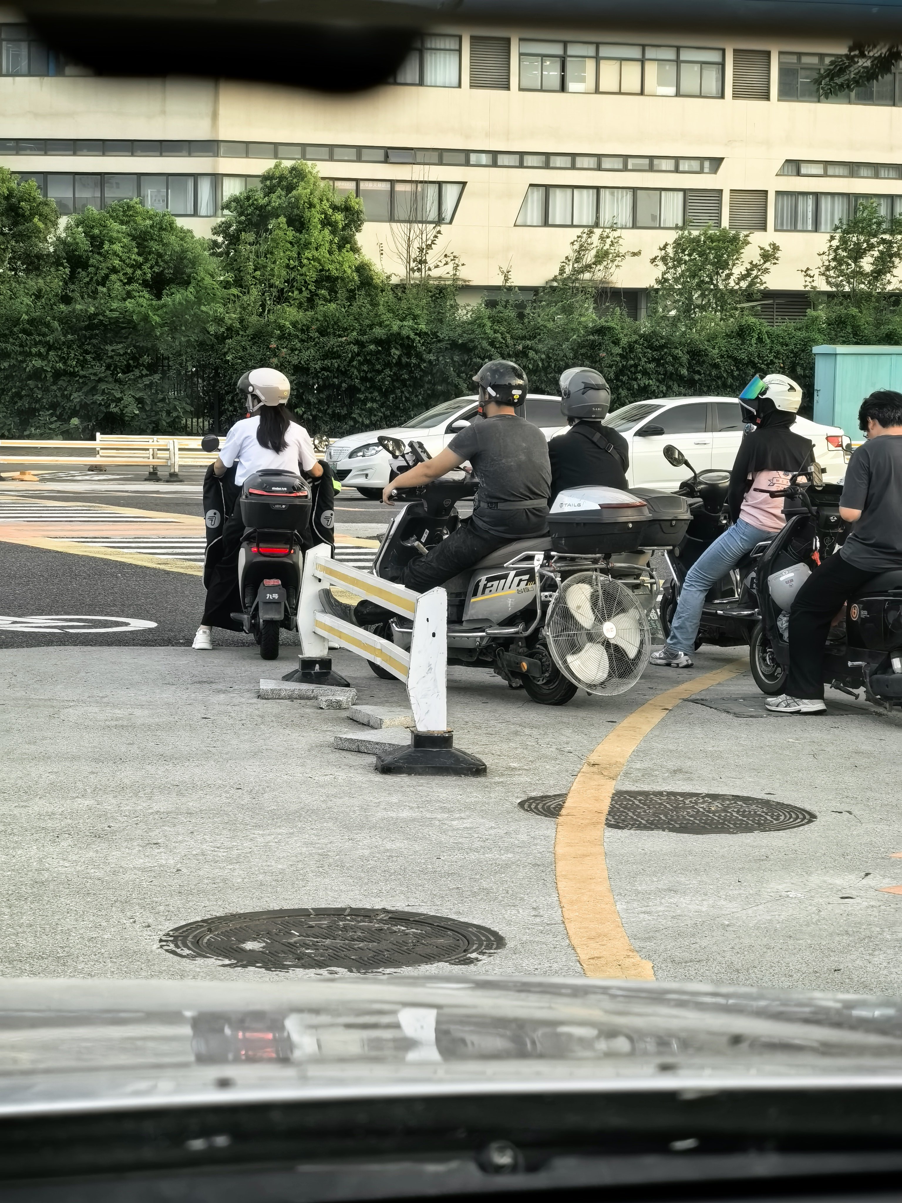 兄弟们，这个电动车后面的螺旋桨是什么说法？ 