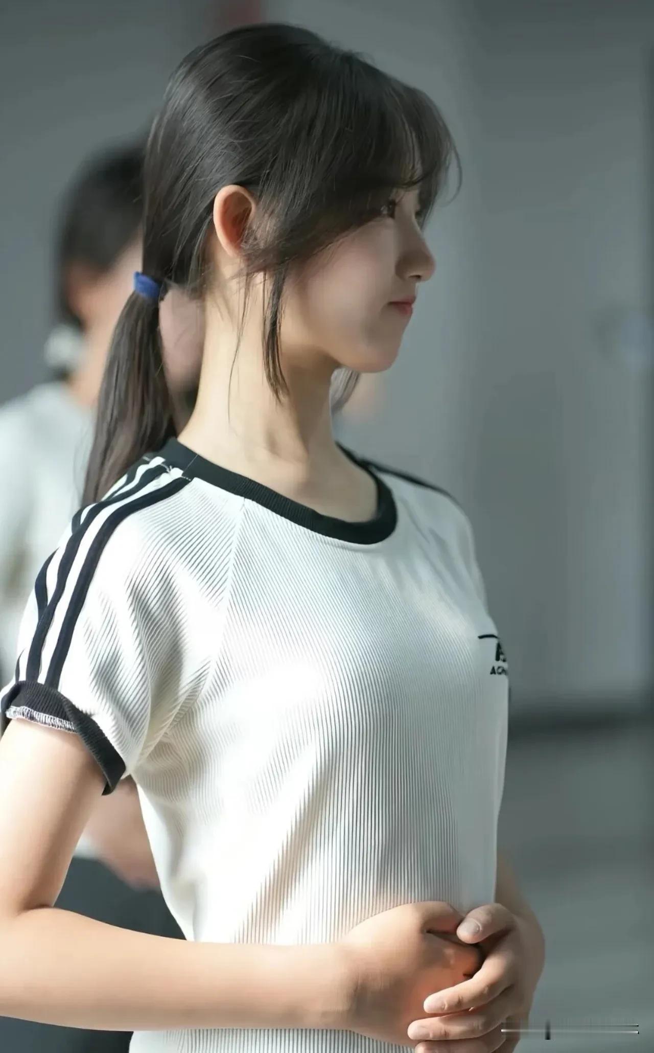 青春，是少女发梢的微光
是教室窗外的蝉鸣，
是课桌下藏着的小秘密  
每一帧都藏