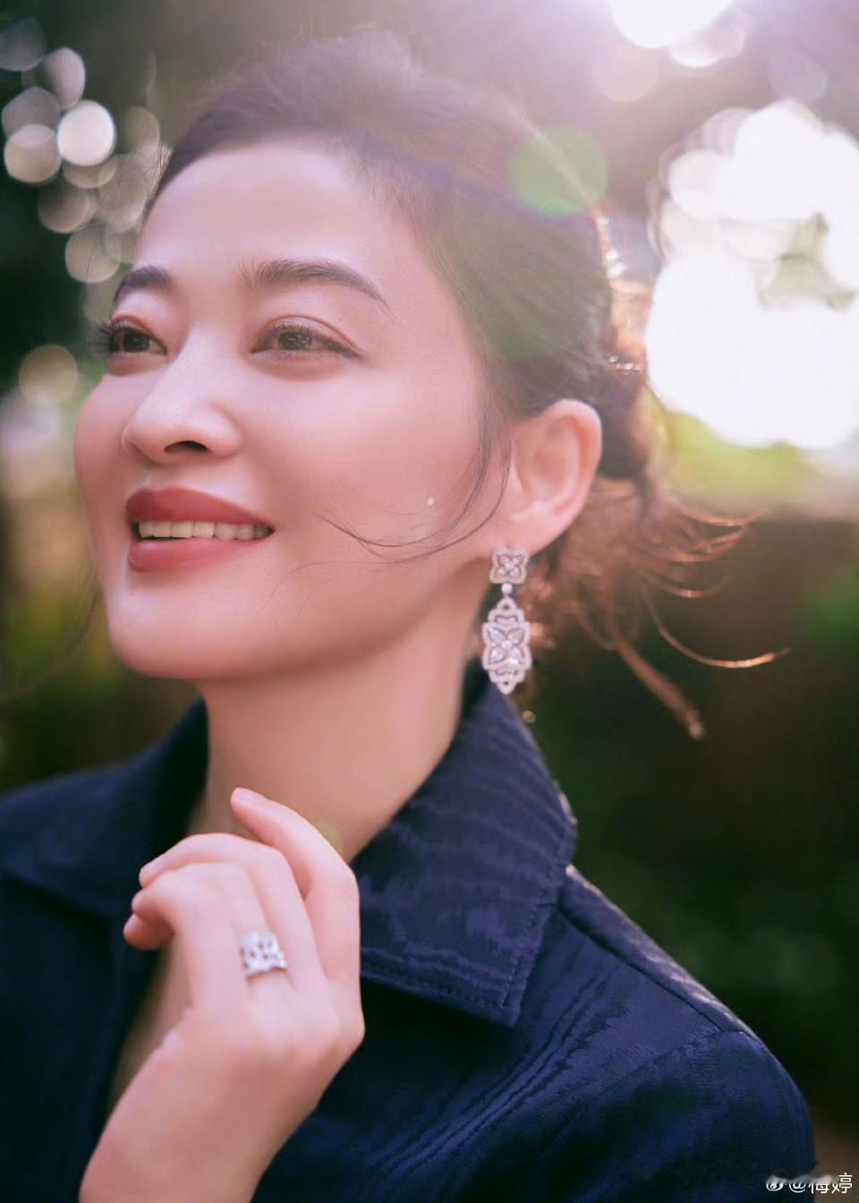 转身到《父母爱情》里的安杰，从娇气大小姐到温和老去的演绎，细腻又舒服，让人越看越